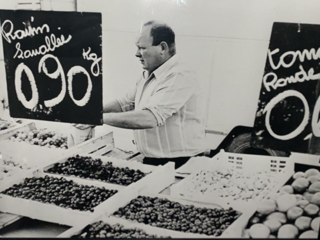 Charles Lafranceschina derrière son étal de fruits sur un marché