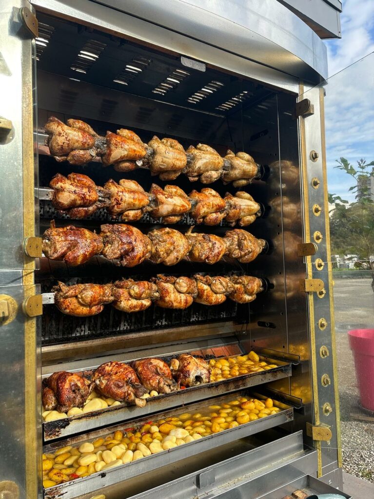Poulets fermiers et pommes de terre dorant dans la rôtissoire des Halles Charly